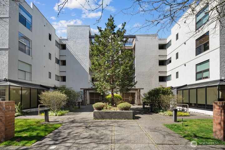 Property Photo:  5025  California Avenue SW 402  WA 98136 