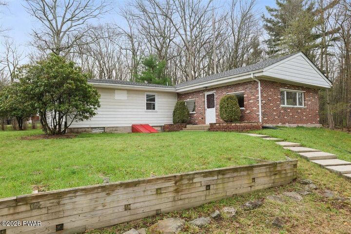Property Photo:  207 Sunset Hill Road  PA 18428 