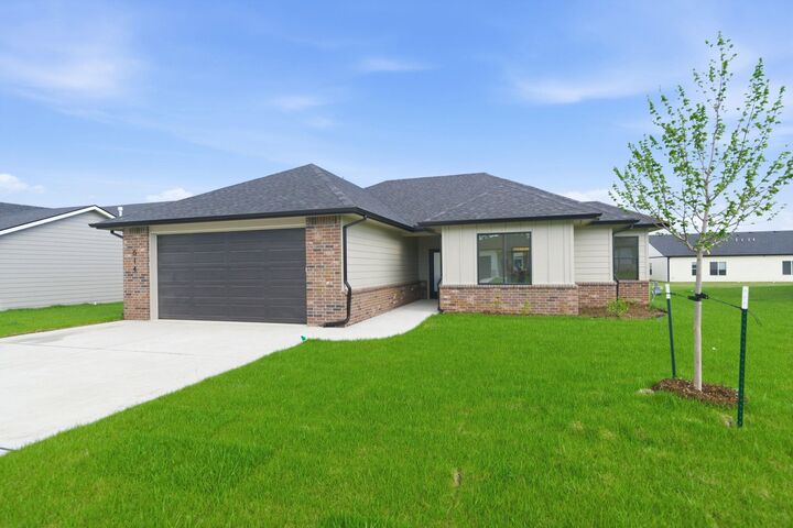 Property Photo:  614 E Elmwood St  KS 67147-1124 