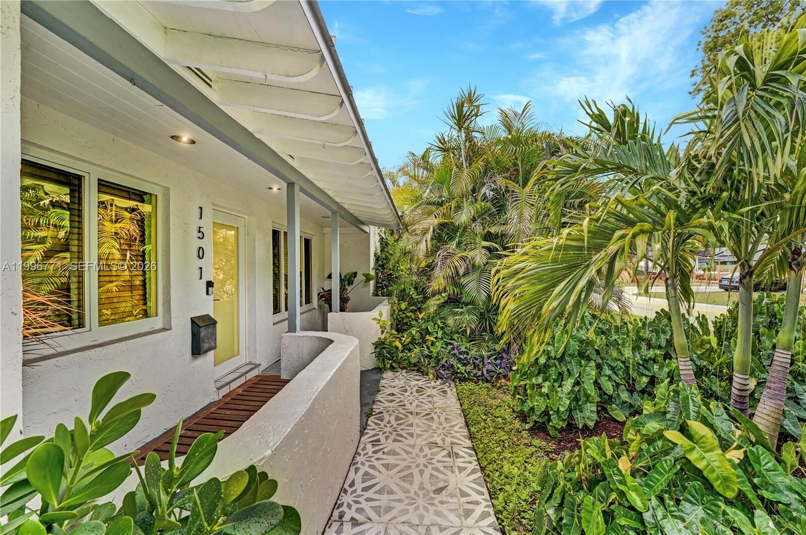 Property Photo:  1501 NE 35th St  FL 33334 