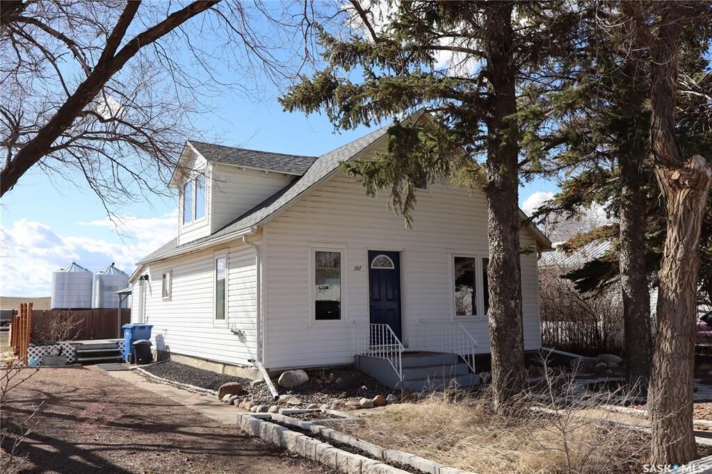 Property Photo:  302 Columbus Drive  SK S0H 3R0 