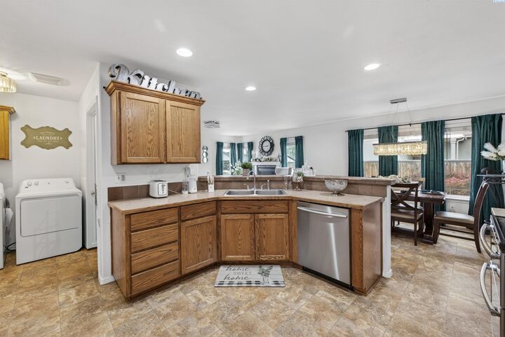 Property Photo:  1911 Wyant Dr  WA 98930 