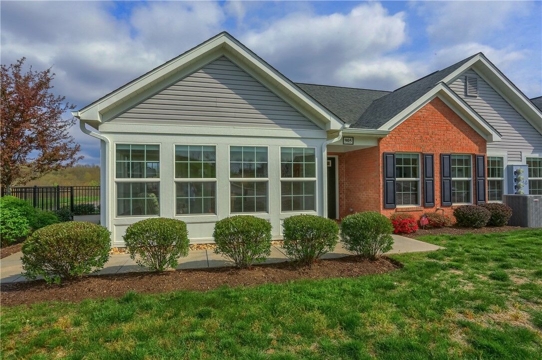 Property Photo:  905 Spring Valley Dr  PA 16063 