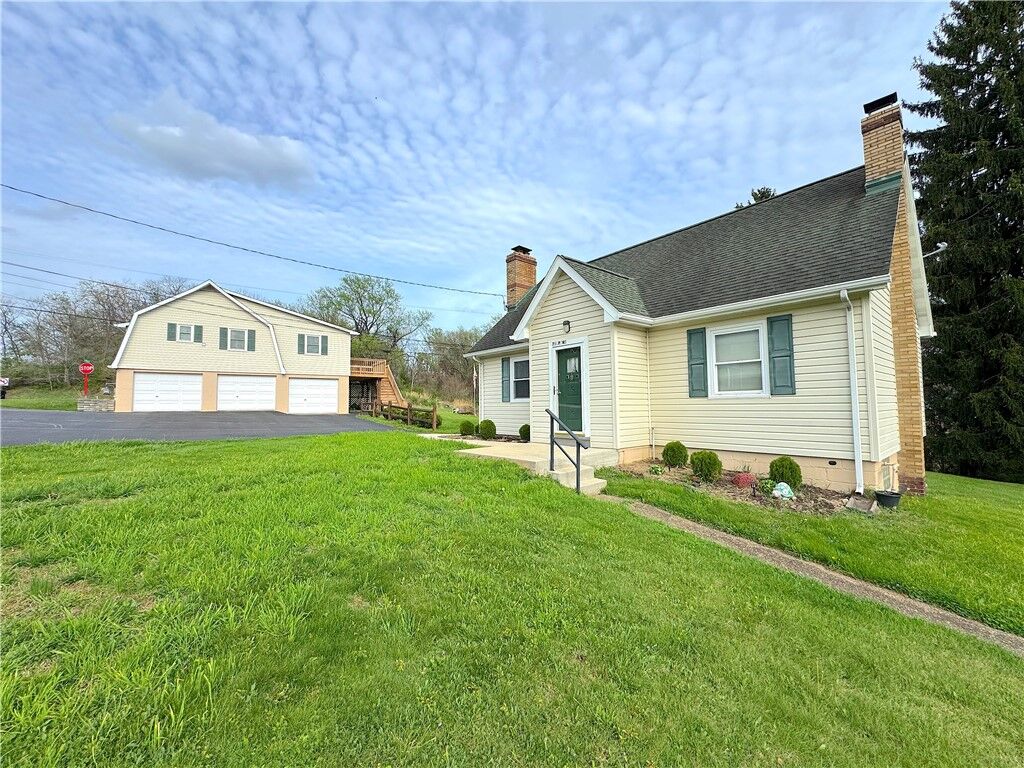 Property Photo:  7 W Pine St  PA 15626 