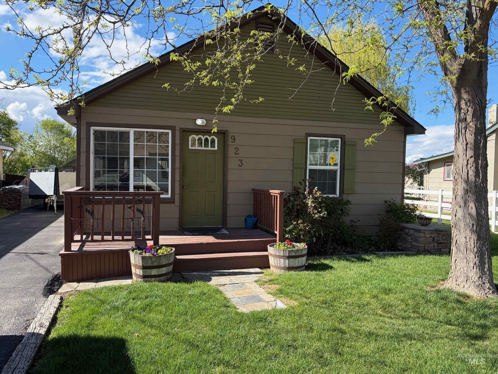 Property Photo:  923 N 10th Ave  ID 83651 
