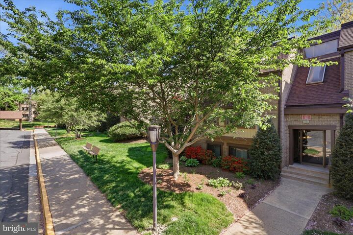 Property Photo:  1661 Parkcrest Circle 5A/300  VA 20190 