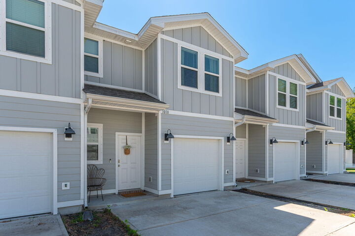Property Photo: 1010 McLaren Circle FL 32547
