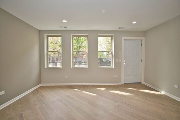 Property Photo: 350 E Eastgate Place IL 60616