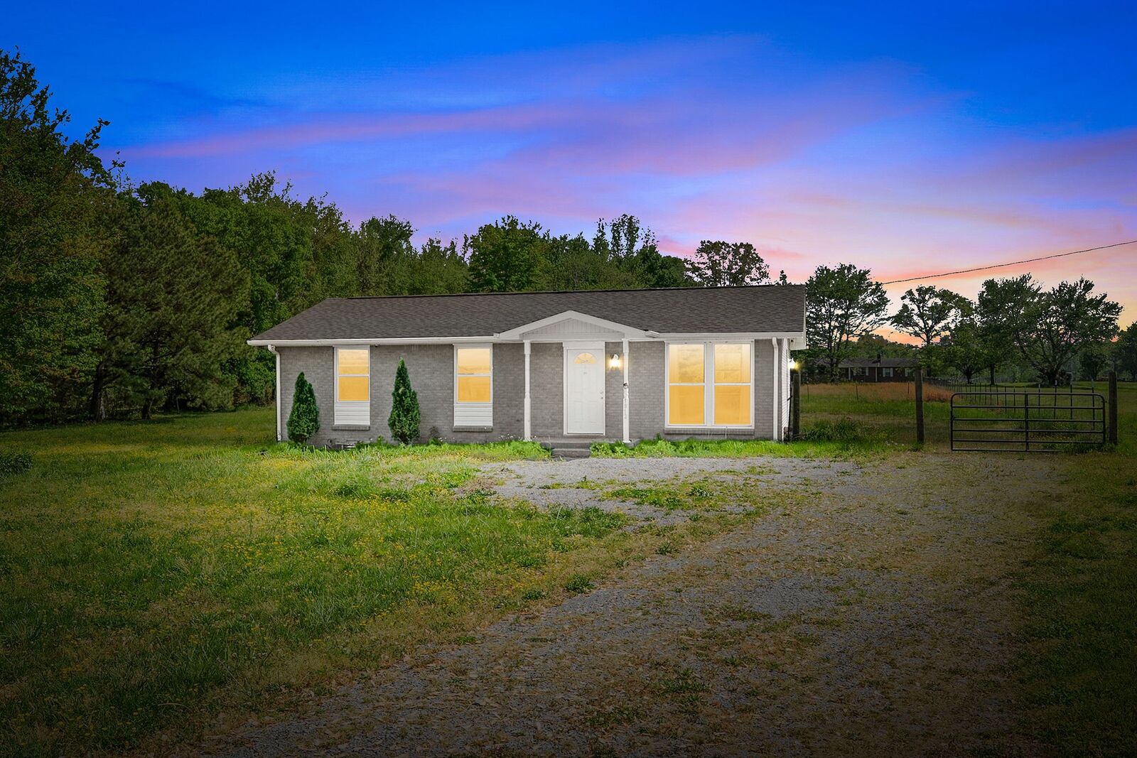 Property Photo:  1912 Woodlawn Rd  TN 37042 