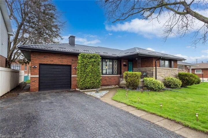 Property Photo:  32 Belair Drive  ON L9A 2Z4 