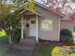 Property Photo:  1216 N 1st Ave  WA 98626 