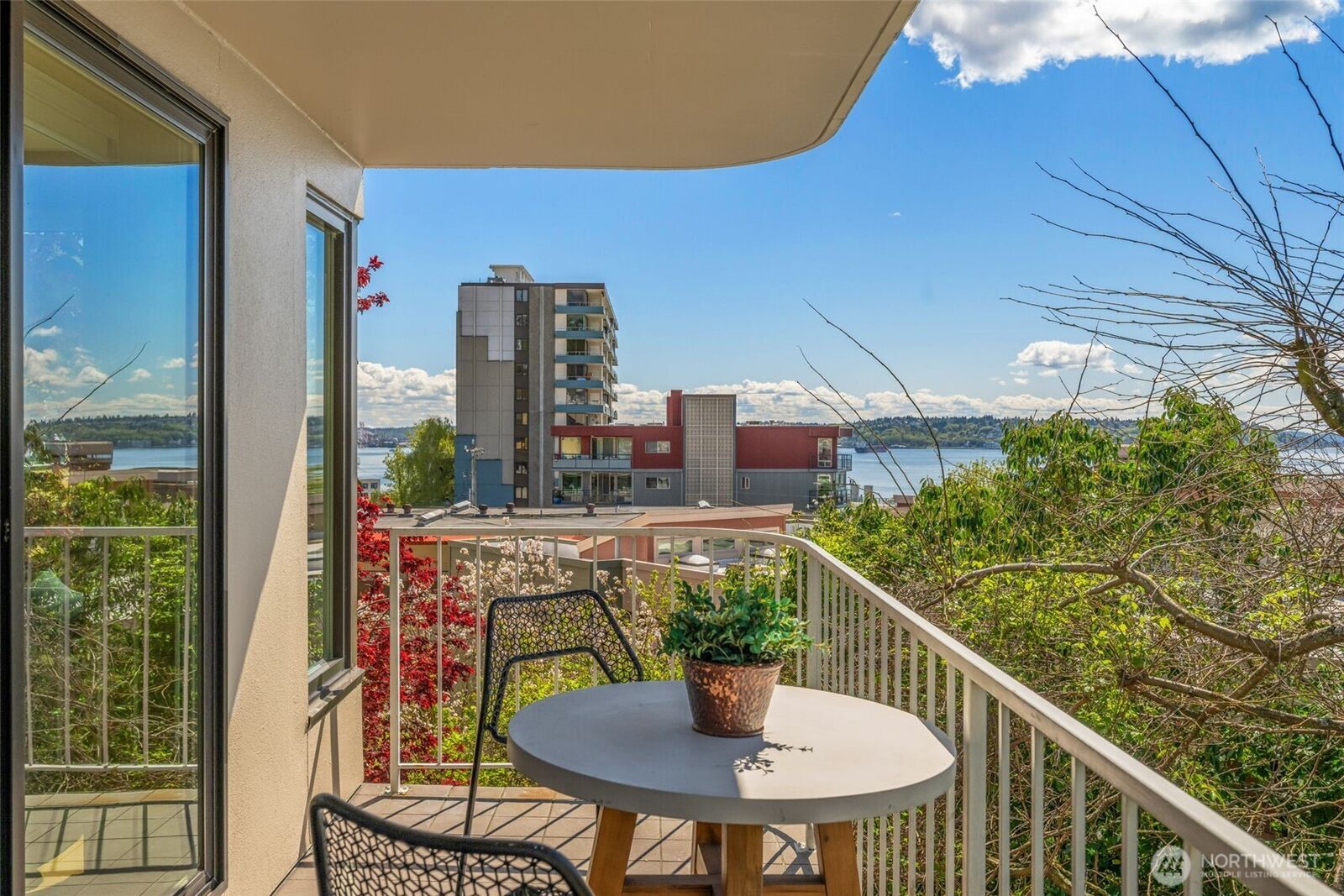 Property Photo:  619  5th Avenue W 302  WA 98119 