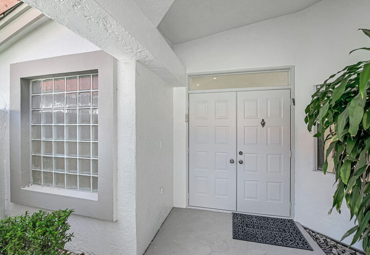 Property Photo: 9758 Harbour Lake Circle FL 33437