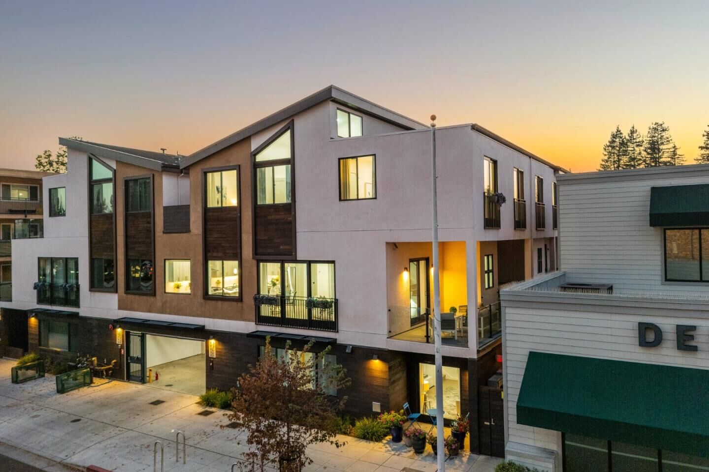 Property Photo:  908 Woodside  CA 94061 