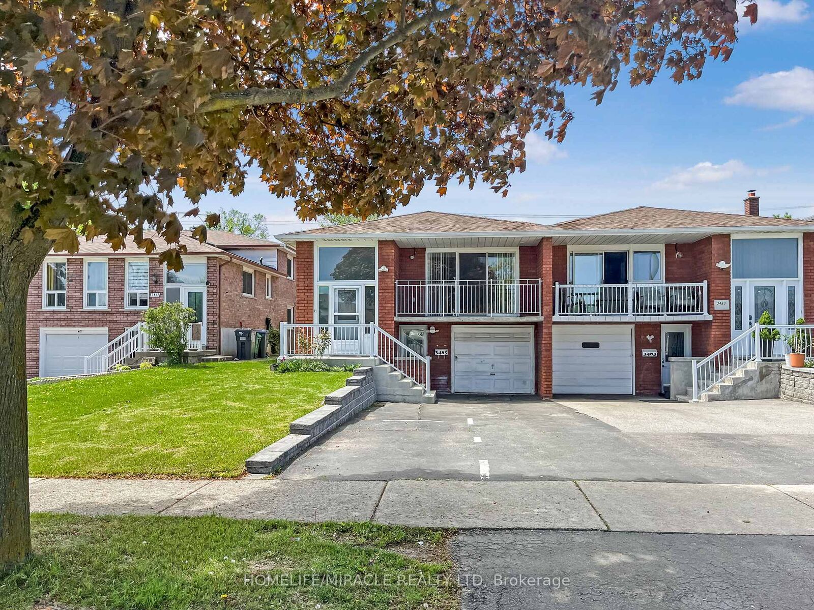 Property Photo: 3485 Oakglade Crescent ON L5C 1X4