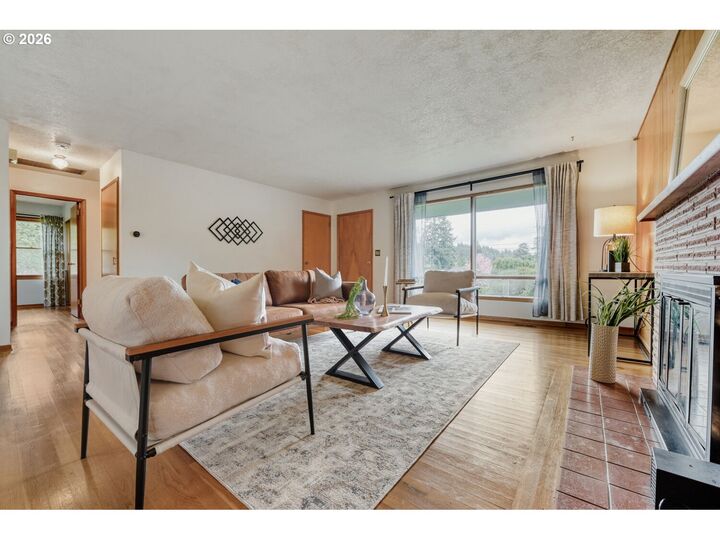 Property Photo:  540 E Fairfield St  OR 97027 