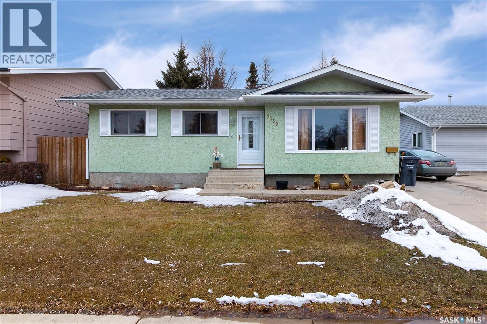 Property Photo:  3550 33rd Street W  SK S7L 6E1 