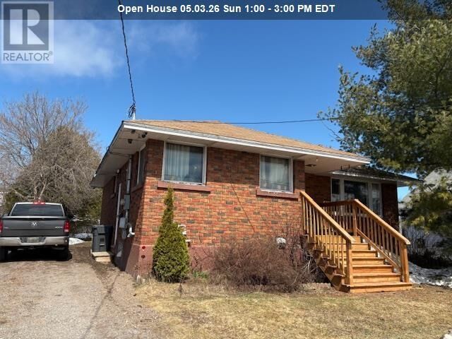 Property Photo:  90 Henrietta Ave  ON P6C 1Z5 