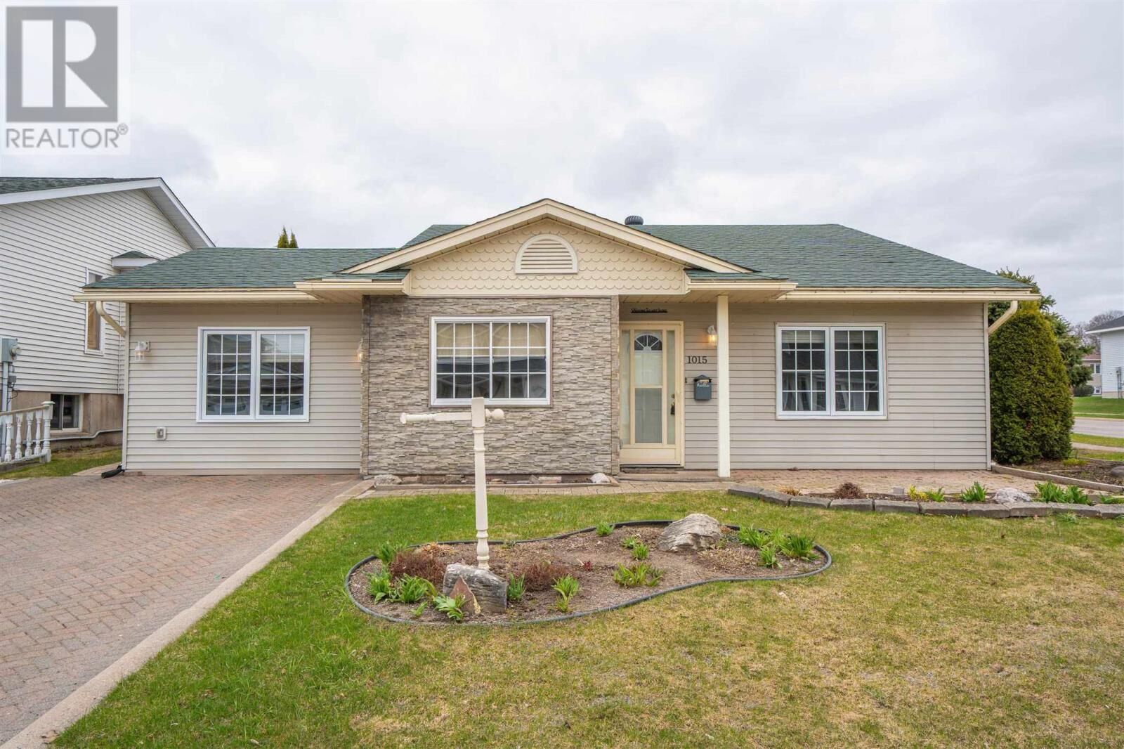 Photo de la propriété:  1015 Lake St  ON P6B 6B5 