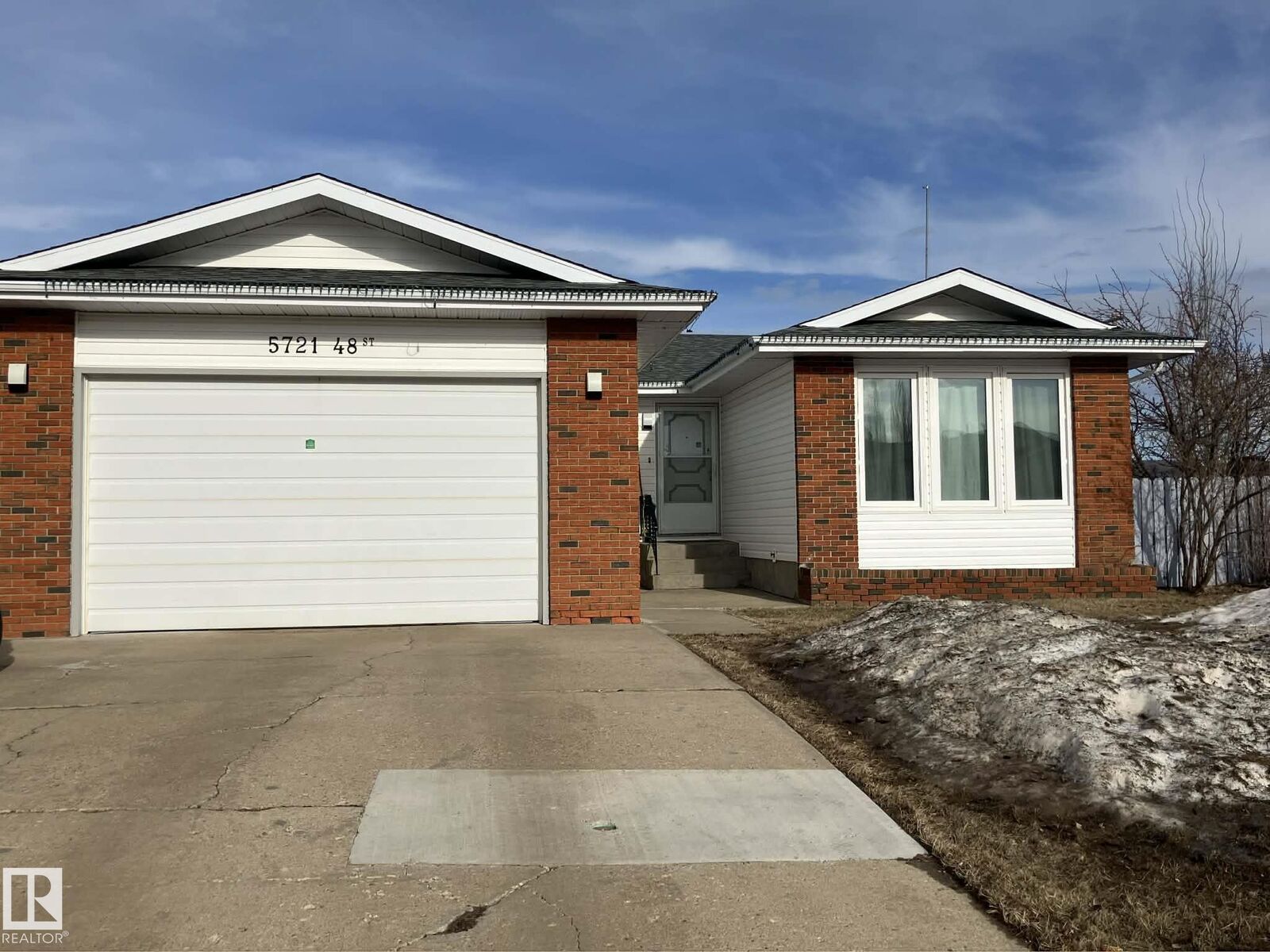 Photo de la propriété:  5721 48 Street  AB T9C 1G9 