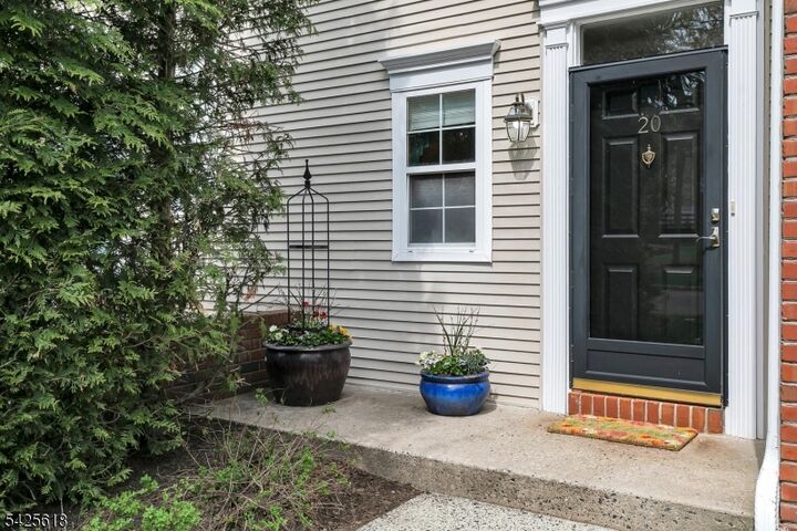 Property Photo:  20 Hopkinson Ct  NJ 07920 