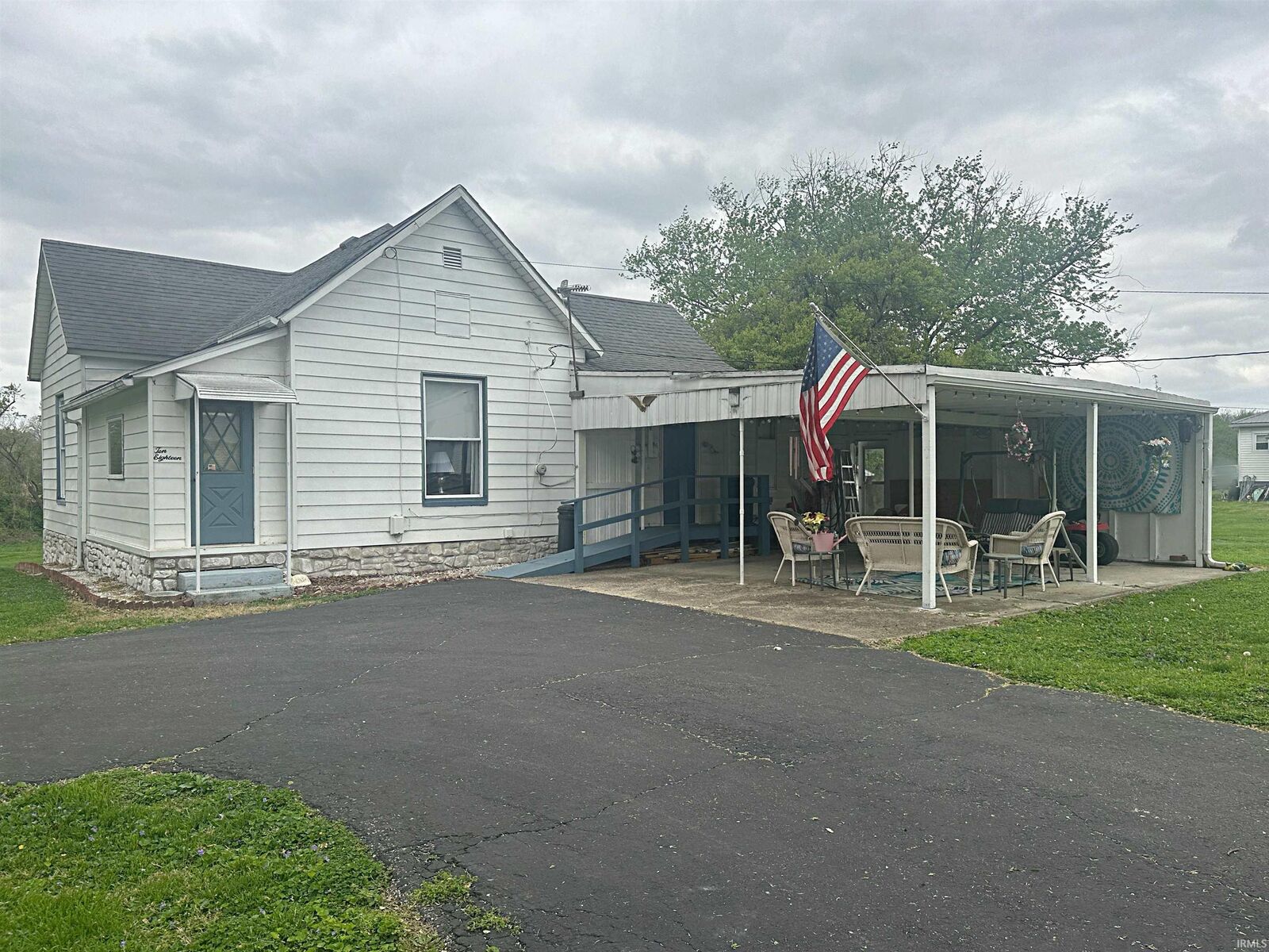 Property Photo: 1018 W 1st Street IN 47512