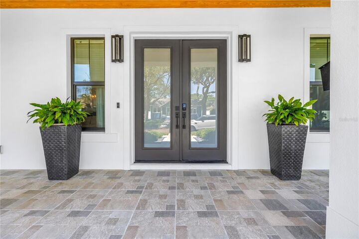 Property Photo: 770 21st Avenue N FL 33704