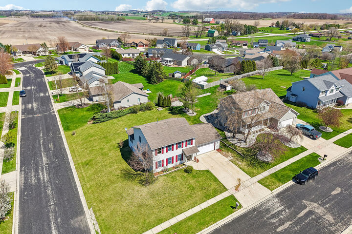 Property Photo:  1412 Stoneridge Dr  WI 53098 