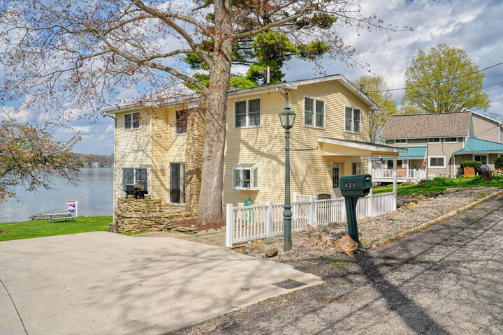 Property Photo:  425 Oakwood Avenue  MI 49234 