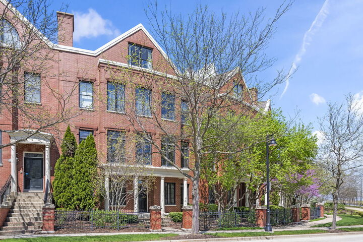 Property Photo:  1813 Admiral Court  IL 60026 