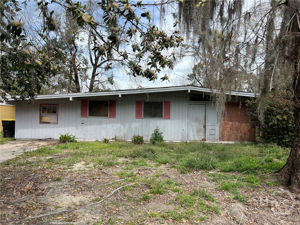 Property Photo:  210 Croatan Street  GA 31406 