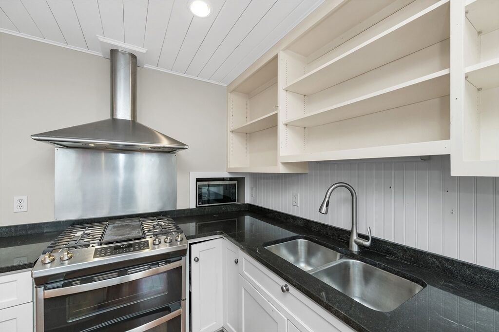 Property Photo:  18 Bennett St 2  MA 01944 