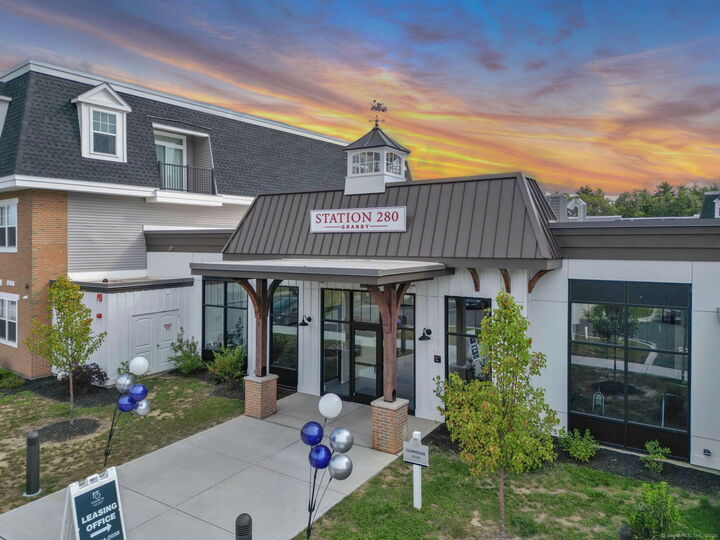 Property Photo:  280 Salmon Brook Street 6109  CT 06035 