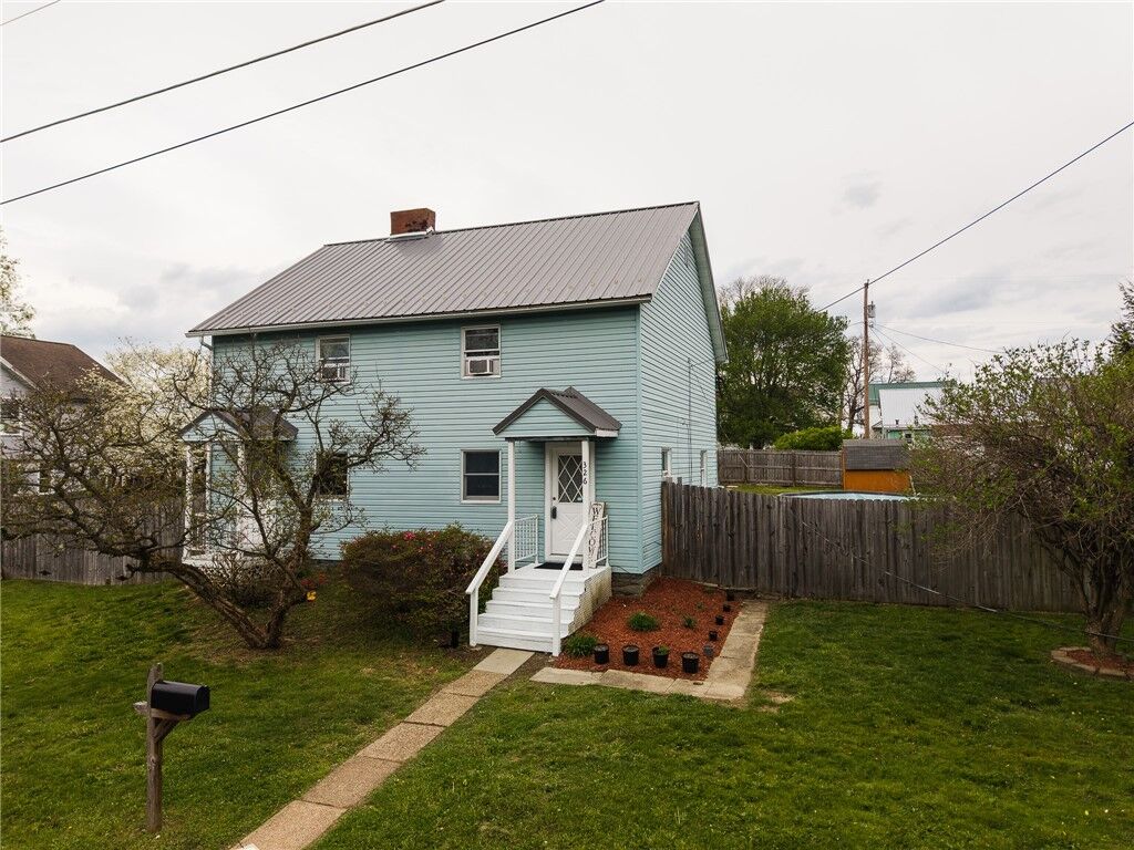 Property Photo:  326 Back St  PA 15666 