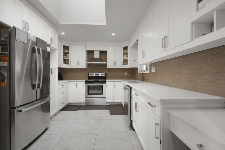 Photo de la propriété:  9027 Prince Charles Boulevard  BC V3V 1R7 