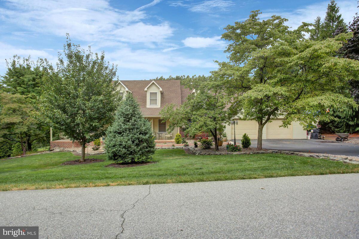 Property Photo:  511 Larkspur Lane  PA 17202 