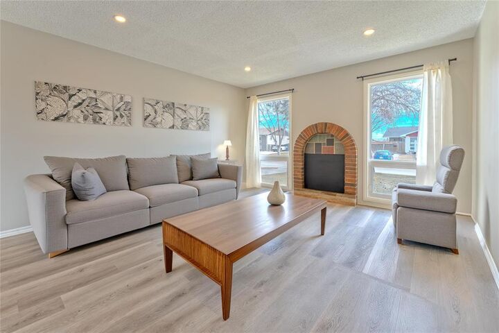 Property Photo:  17 Bret Bay  MB R2G 2C7 