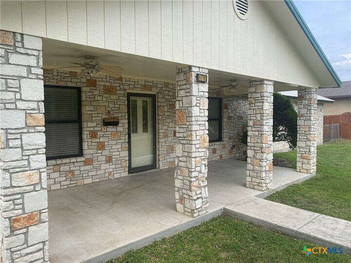 Property Photo:  1052 E Weinert Street  TX 78155 