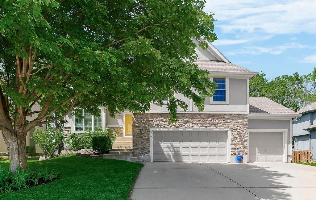 Property Photo:  6910 Roundtree Street  KS 66226 