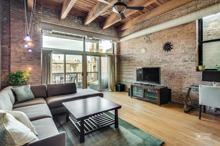 Property Photo:  1122 W Newport Avenue 2H  IL 60657 