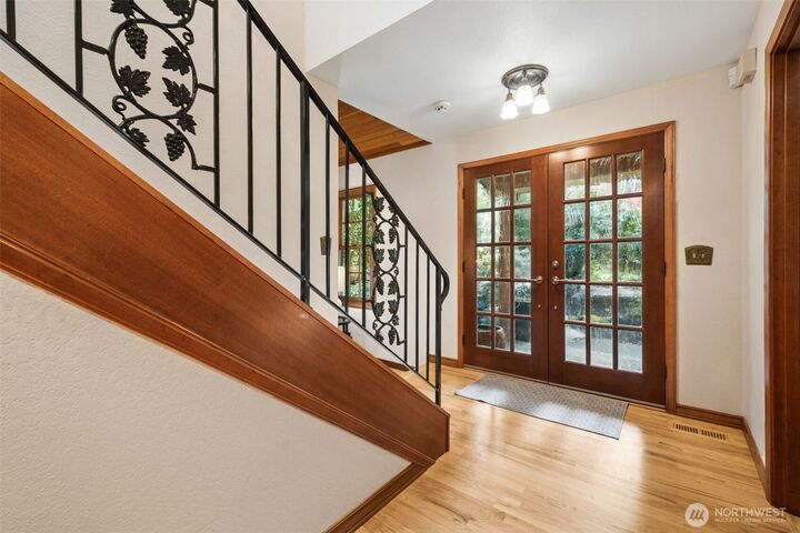 Property Photo:  25300 SE Mirrormont Way  WA 98027 