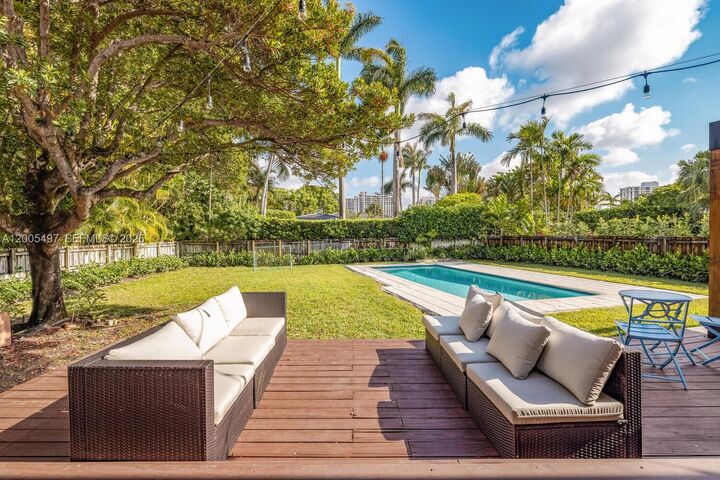 Property Photo:  1411 NE 101st St  FL 33138 