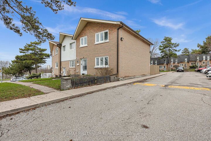 Property Photo:  10 Grandravine Drive 5  ON M3J 1B1 