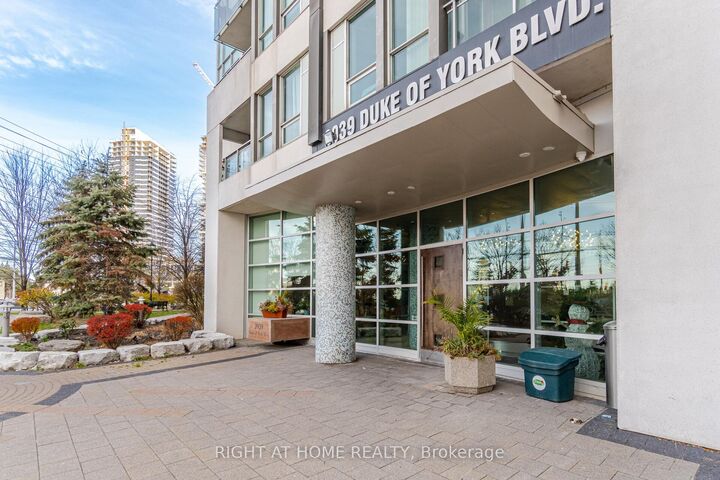 Property Photo:  3939 Duke Of York Boulevard 1909  ON L5B 4N2 