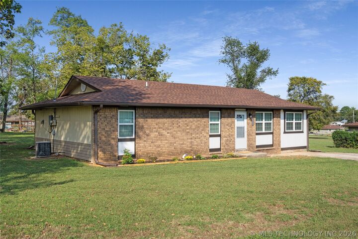 Property Photo:  1911 N Maple Street  OK 74955 