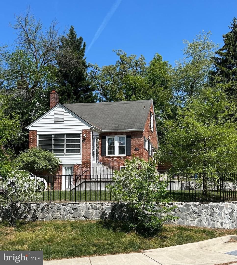 Property Photo: 1301 N Kirkwood VA 22201