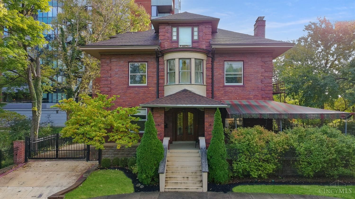 Property Photo:  2100 St James Avenue  OH 45206 