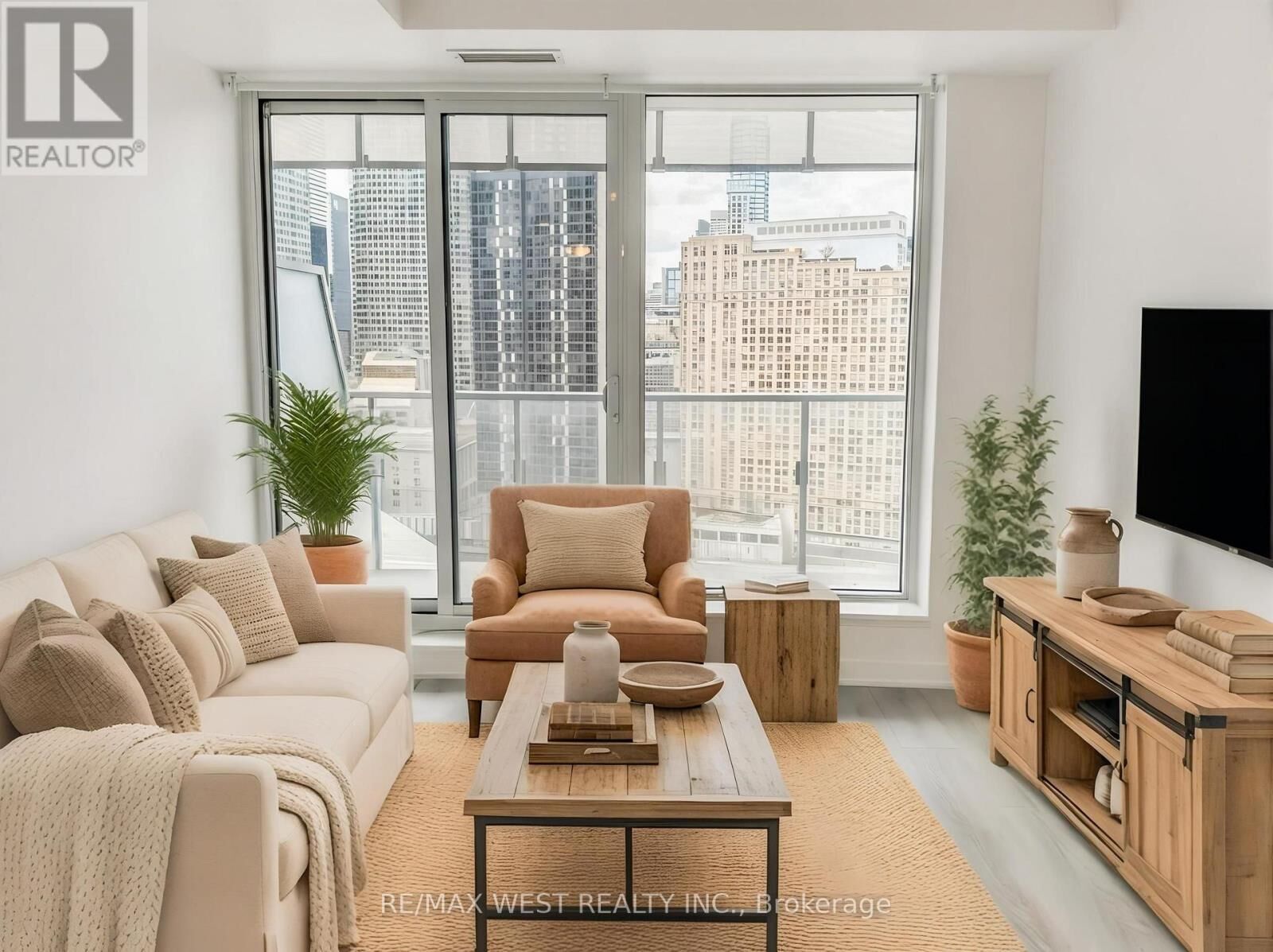 Property Photo: 28 Freeland Street 2105 ON M5E 1L7