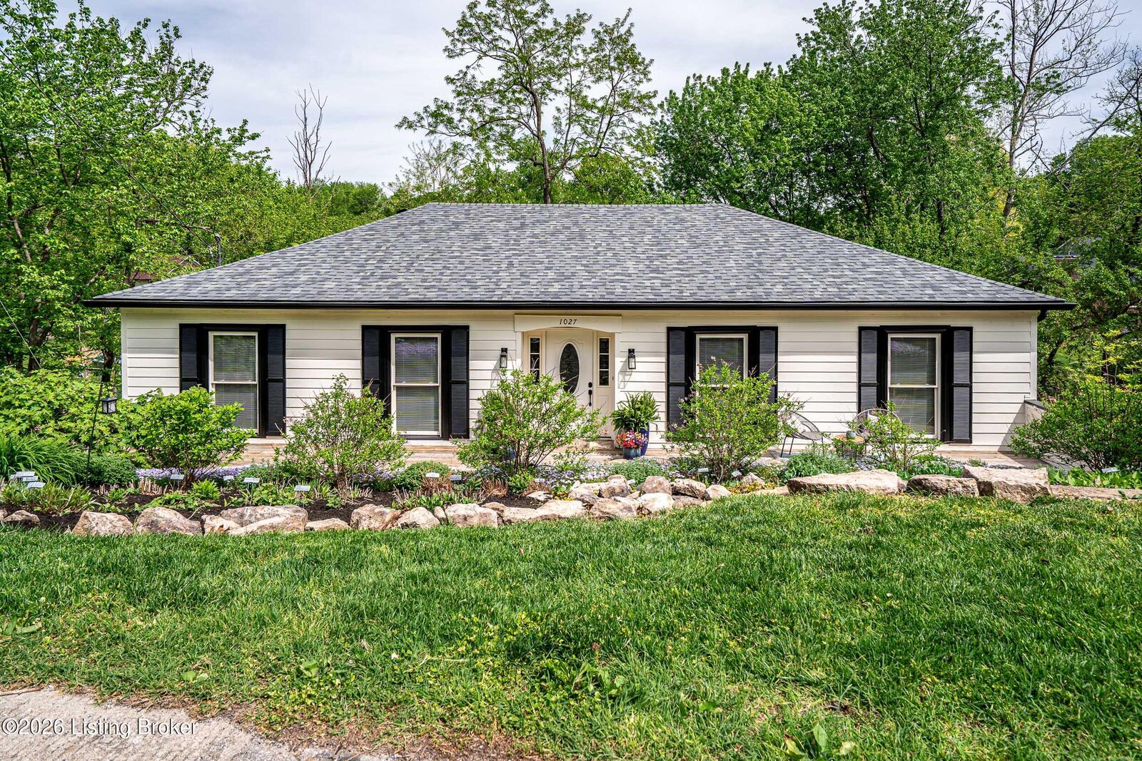 Property Photo: 1027 Rollingwood Ln KY 40026