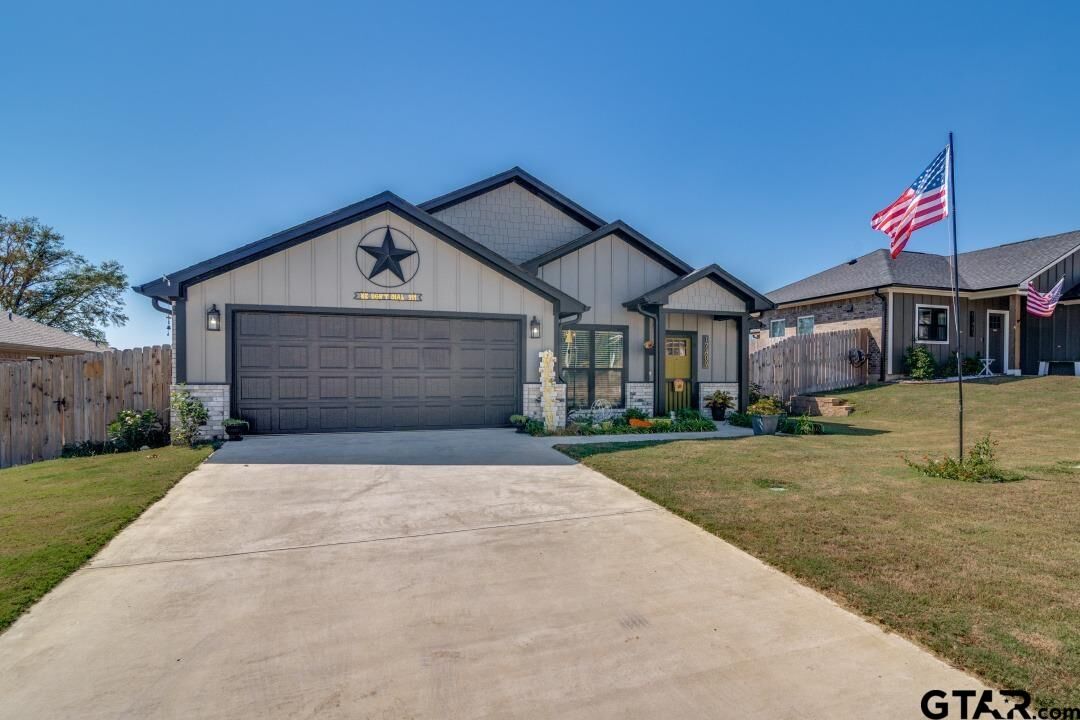 Property Photo: 17409 Crossing Circle TX 75771